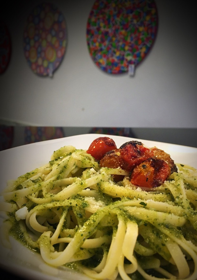 Una foto de Tallarines al Pesto con tomatitos asados
