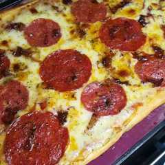 Una foto de Pizza Casera Pepperoni y tocineta
