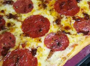 Una foto de Pizza Casera Pepperoni y tocineta