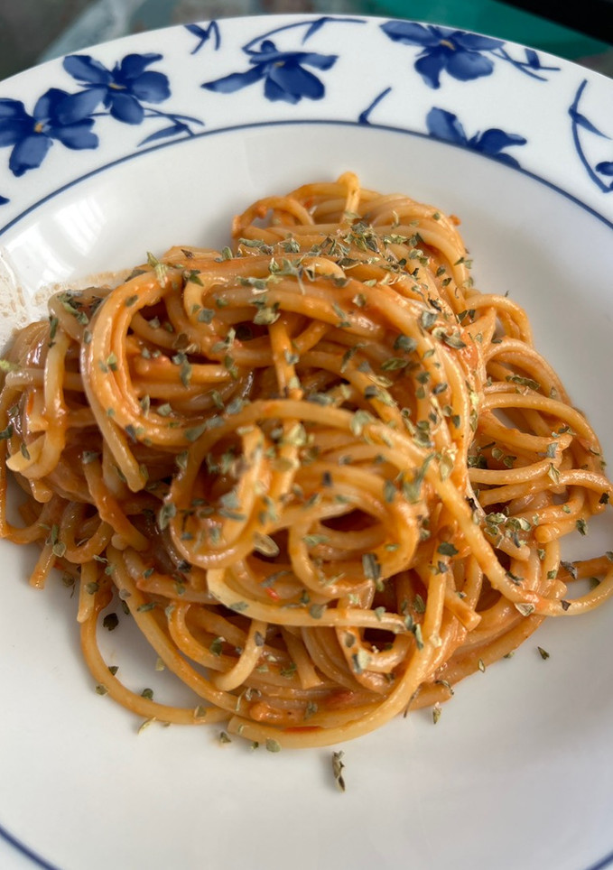 Una foto de Pasta con salsa de cherry, burrata y Módena
