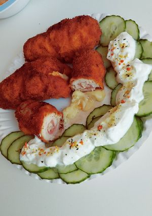 Sajttal-sonkával töltött csirkemell recept fotója