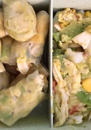 Hình của món Cuốn bơ và salad nhẹ.