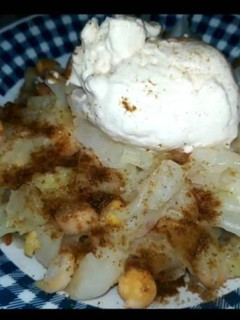 Una foto de Repollo con garbanzos, comino y mayonesa
