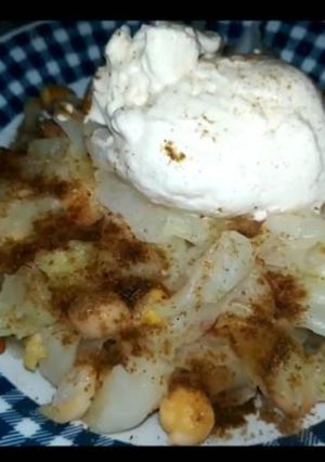 Una foto de Repollo con garbanzos, comino y mayonesa