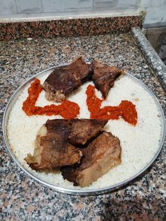صورة لوصفة فتة بالخل والثوم ولحمة محمرة