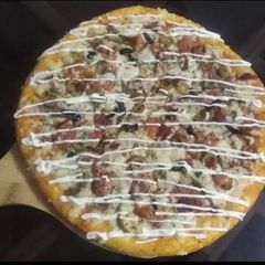 A picture of Cheeseless chicken tikka pizza.