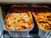 Una foto de lasagna con salsa bolognesa