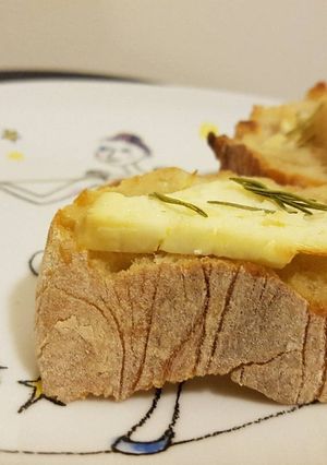 Une photo de Tartine chèvre miel romarin
