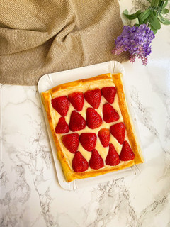 Una foto de Tarta de hojaldre con fresas y crema pastelera
