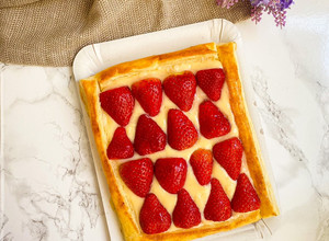 Foto principal de Tarta de hojaldre con fresas y crema pastelera
