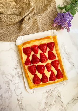 Una foto de Tarta de hojaldre con fresas y crema pastelera