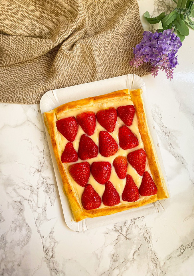 Una foto de Tarta de hojaldre con fresas y crema pastelera