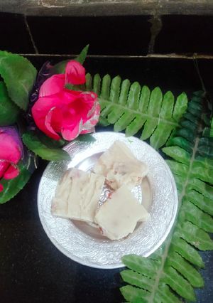 मैदा की बर्फी(maida barfi recipe in hindi) रेसिपी मुख्य फोटो