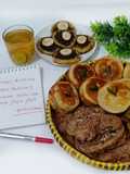 Set Dessert Berbahan Pisang: Pisang Goreng Wijen Kayumanis, Pancake Mini Pisang Barangan, Kue Khamir