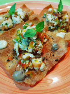 Una foto de Crujientes canapés con salpicón de langostinos