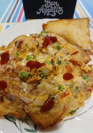 A picture of Cheesy omelet with 🍞 bread.
