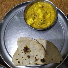 A picture of Matar paneer.