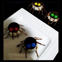 A picture of "Spooky Halloween Spider Cupcakes"🧁🕷️.