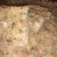 Una foto de Tarta de cebolla de verdeo con paleta y queso