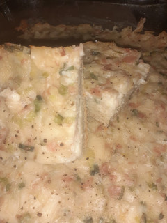 Una foto de Tarta de cebolla de verdeo con paleta y queso