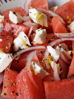 Una foto de Ensalada de sandía y queso feta y menta