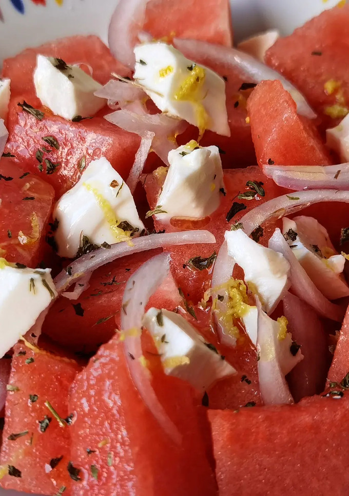 Una foto de Ensalada de sandía y queso feta y menta