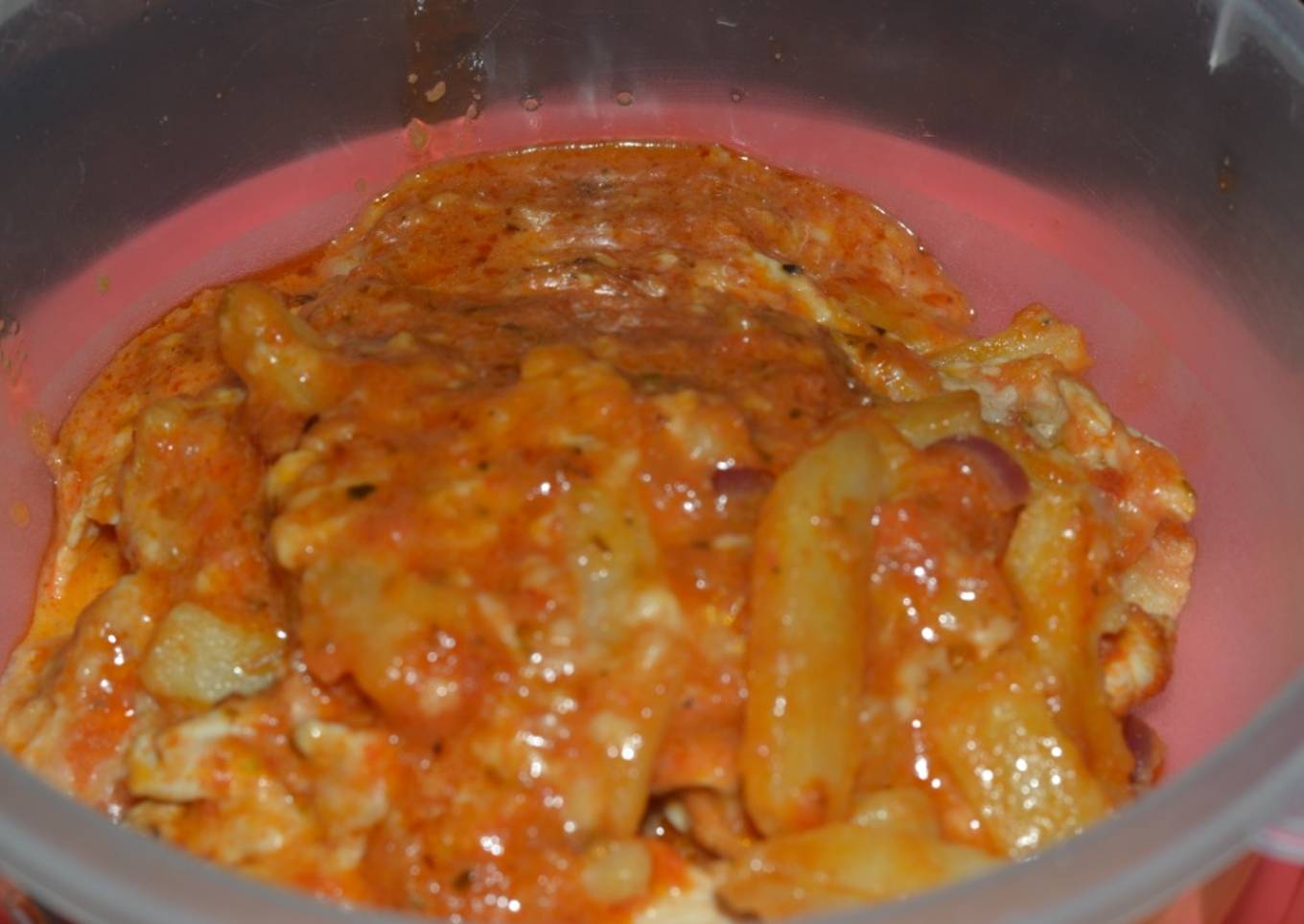 Pollo en salsa con papas y queso