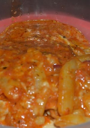 Una foto de Pollo en salsa con papas y queso
