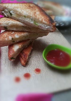 A picture of Plain potato sandwhich.