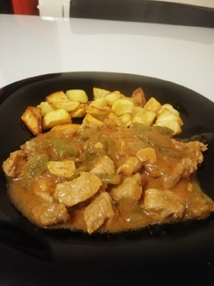 Una foto de Magro 🥩 con tomate 🍅 y pimientos 🌶
