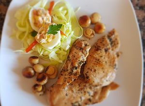 Una foto de Pollo, champiñones y nido de zucchini, con huevos