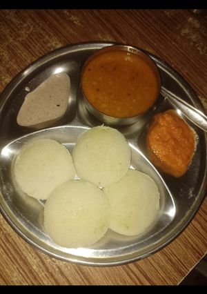 इडली सांबर चटनी (idli sambar chutney recipe in Hindi) रेसिपी मुख्य फोटो
