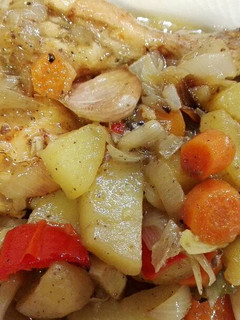 Una foto de Pollo al horno con guarnición