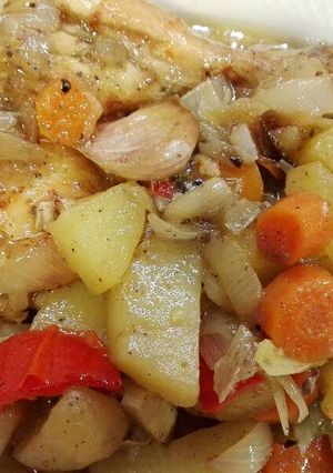 Una foto de Pollo al horno con guarnición