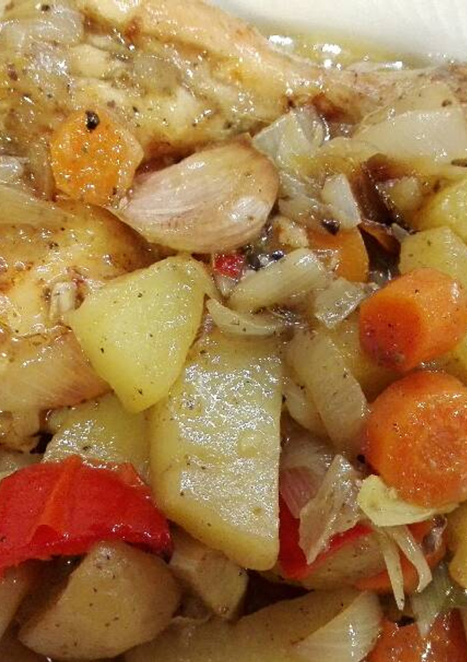 Una foto de Pollo al horno con guarnición