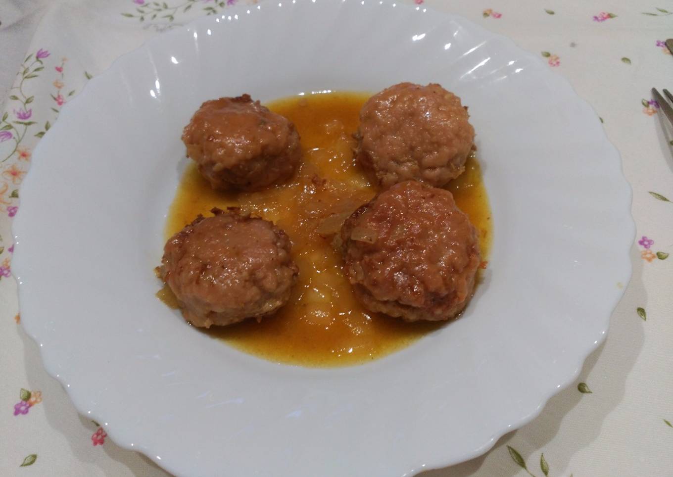 Albóndigas de ternera en salsa de vino blanco