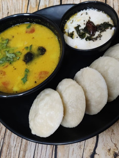 રવા ઈડલી - સાંભાર (Rava Idli Sambhar Recipe In Gujarati) રેસીપી મુખ્ય ફોટો