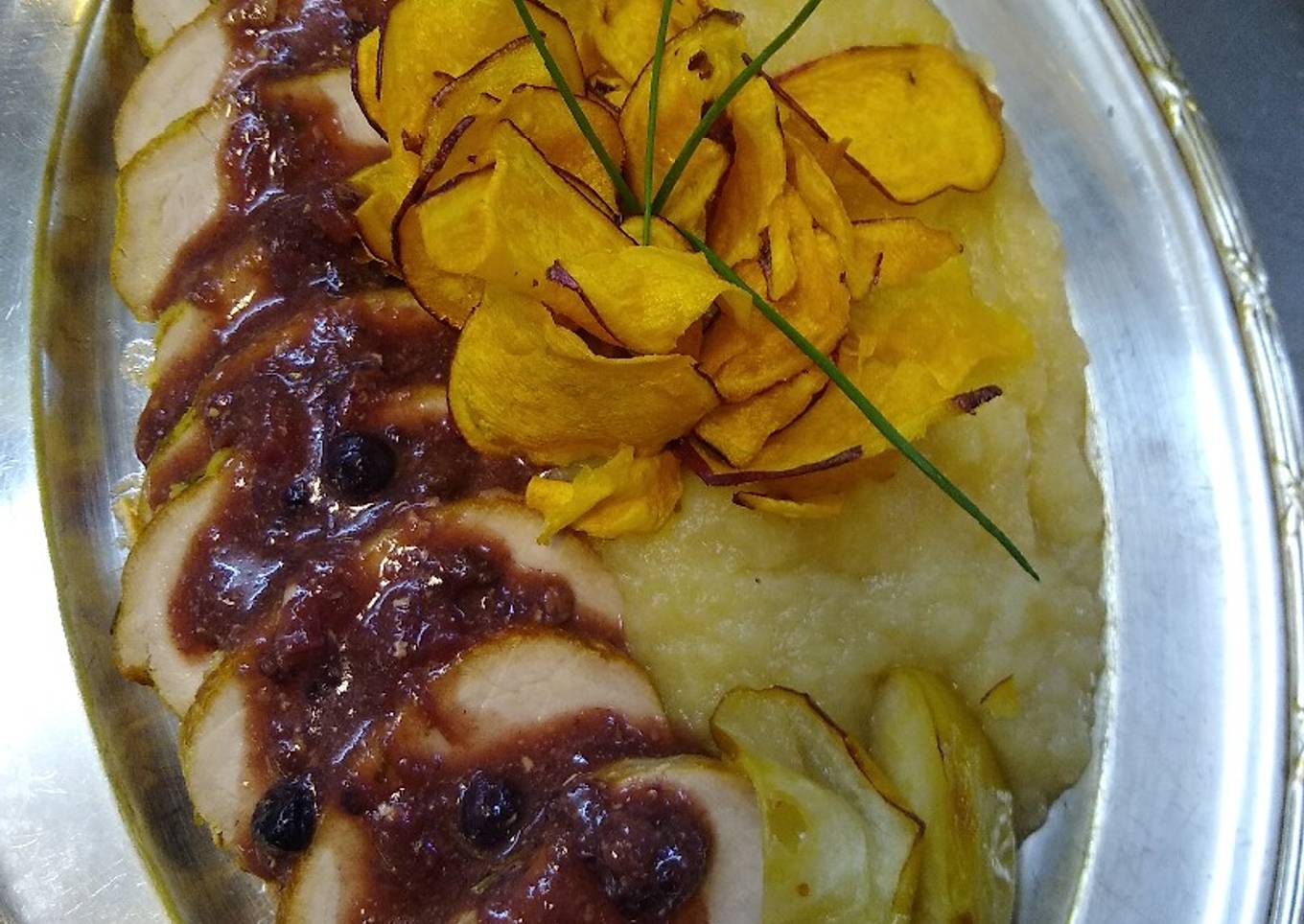 Carré de cerdo con puré de manzana y chip de batata