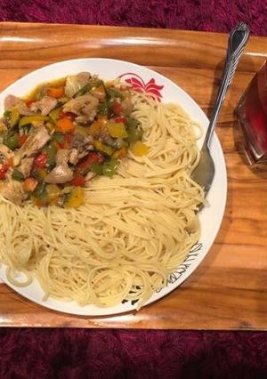A picture of Chicken curry with pasta.