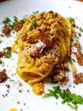 Spaghetti al Ragù di Zucca Pecorino Crumble di Pane al Rosmarino