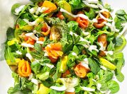 Una foto de aderezos para ensalada con queso crema