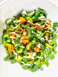 Una foto de Ensalada de salmón ahumado con aderezo de pepino y yogur