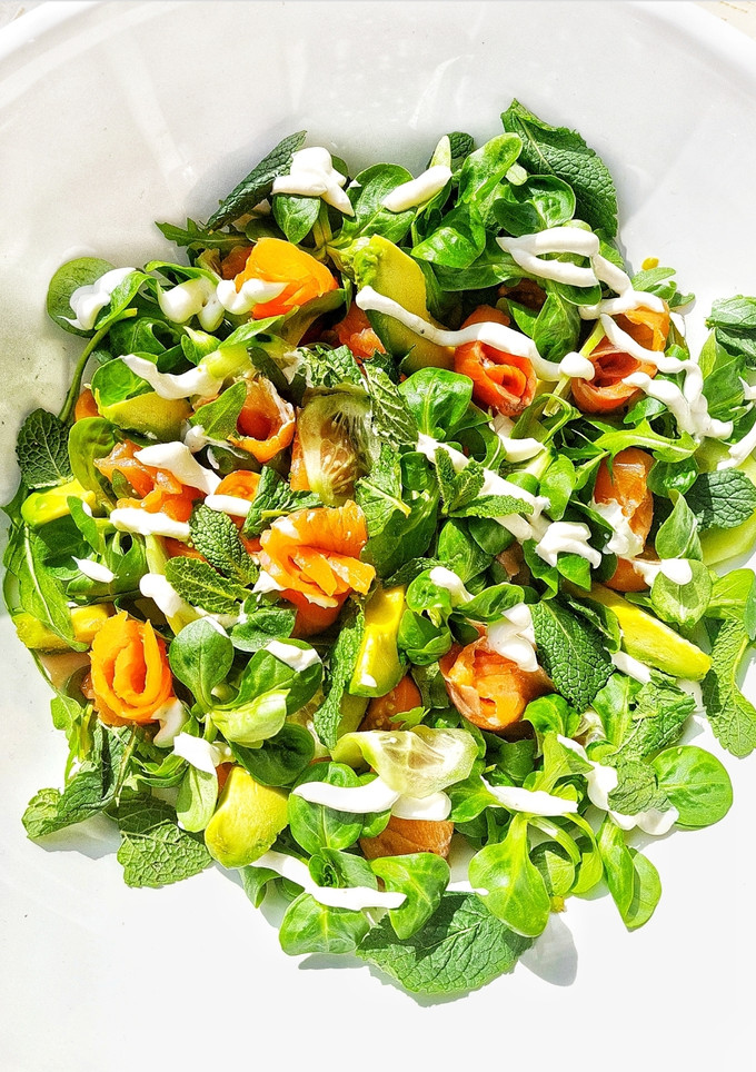 Una foto de Ensalada de salmón ahumado con aderezo de pepino y yogur