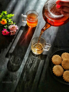 মশলা চা এবং বিস্কুট রেসিপির প্রধান ছবি