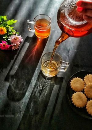 মশলা চা এবং বিস্কুট রেসিপির প্রধান ছবি