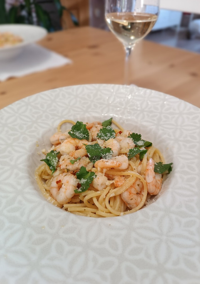 Una foto de Espaguetis con langostinos al ajillo