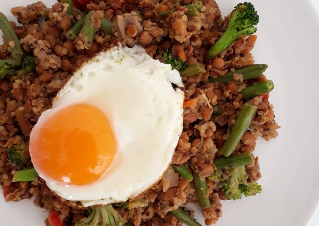 Salteado de quinua, lentejas, verduras y huevo
