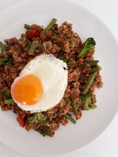 Una foto de Salteado de quinoa, lentejas, verduras y huevo