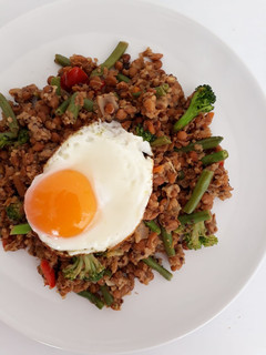 Una foto de Salteado de quinoa, lentejas, verduras y huevo