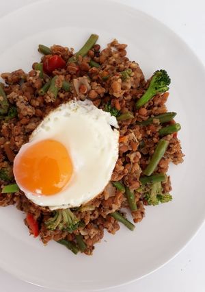 Una foto de Salteado de quinoa, lentejas, verduras y huevo